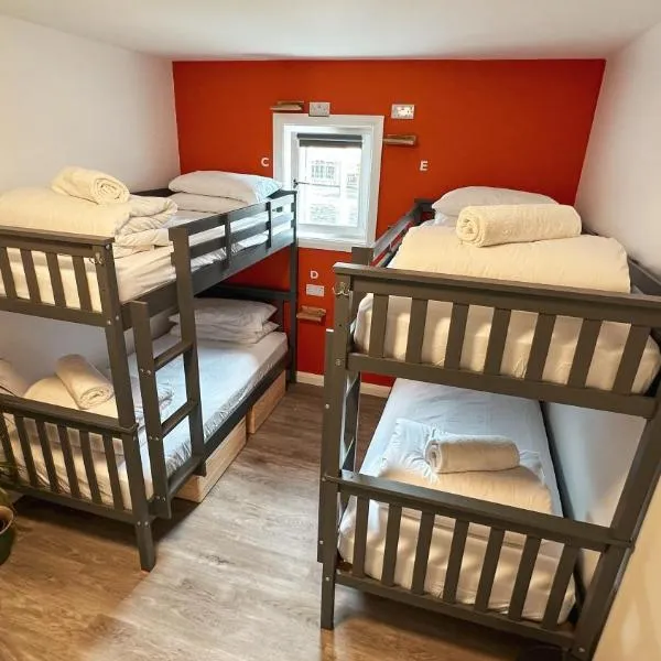 Railway Sleeper Hostel, hotel di Castlerock