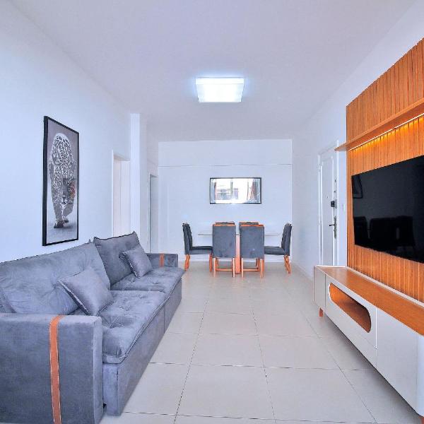 Moderno e Estiloso: 2 Quartos, Perto da Praia