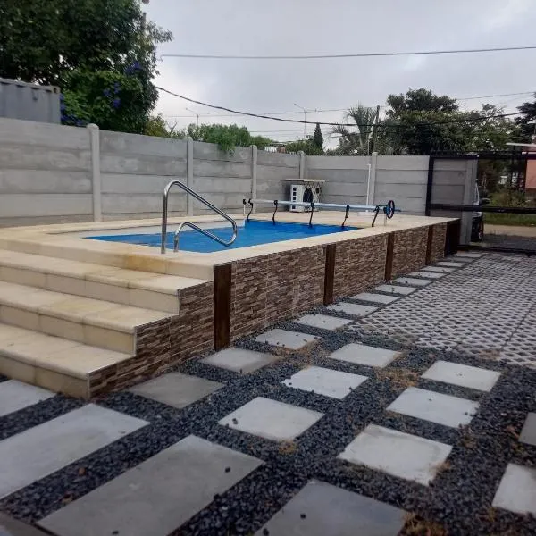 Casa con piscina climatizada para 6 personas en Parque del plata, hotel en Parque del Plata