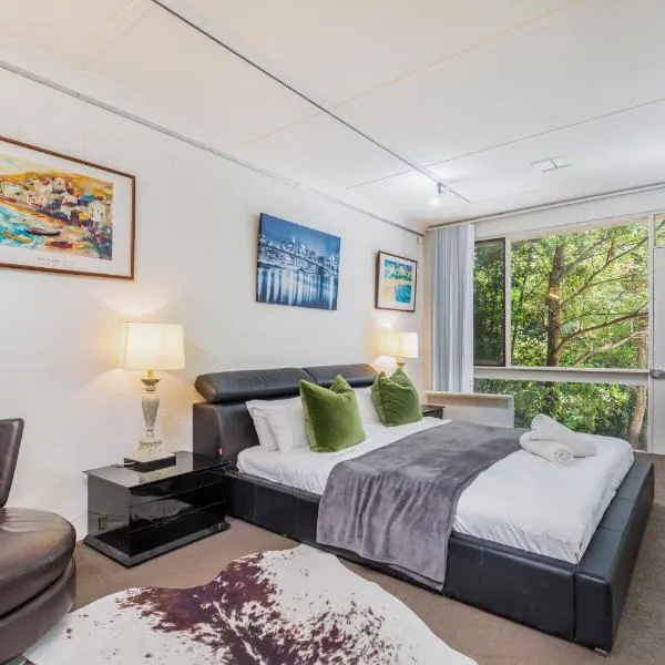 Sunlit Upstairs Suite with Hot Tub & Garden surrounds, hotel v destinaci Yarralumla