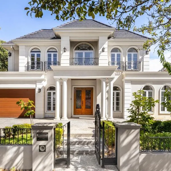 Luxurious French Provincial Home in Mt Waverley, hotel in Mount Waverley