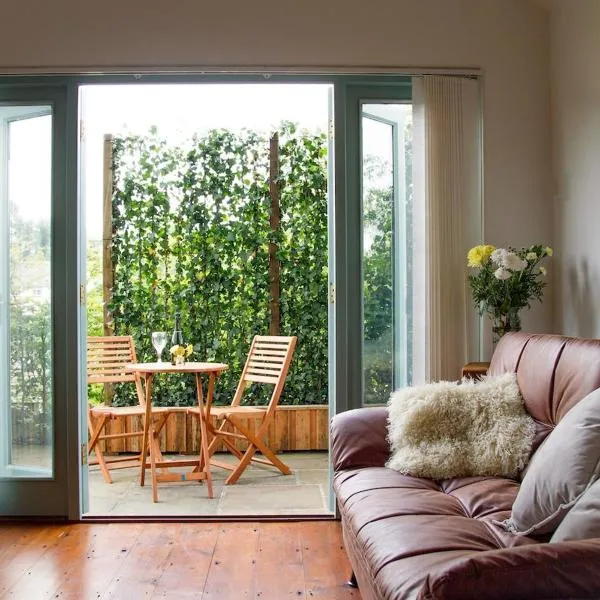 The Beech Hut - Peaceful countryside retreat, hotel in West Down