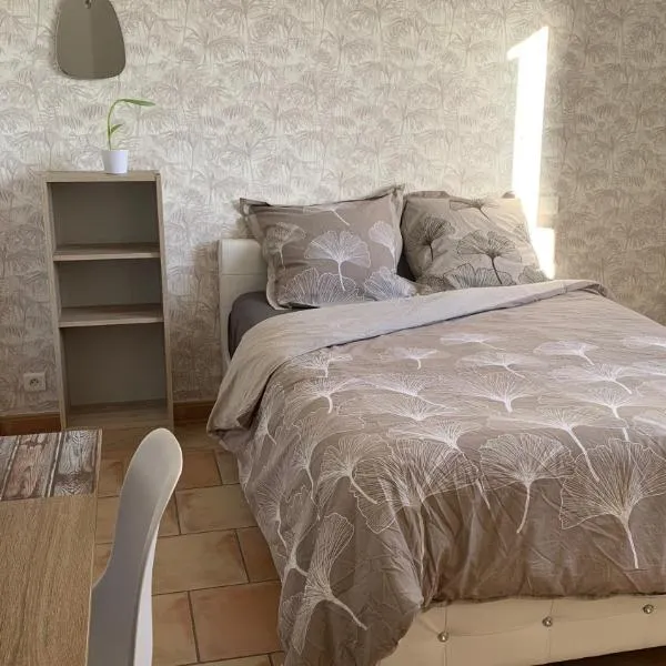 Chambre "tendresse" dans maison provençale chez l'habitant, hotel in Château-Arnoux-Saint-Auban