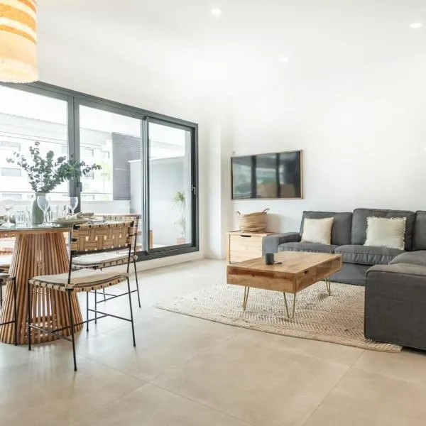 Beachside escape with parking and pool REMS, hótel í Torremolinos