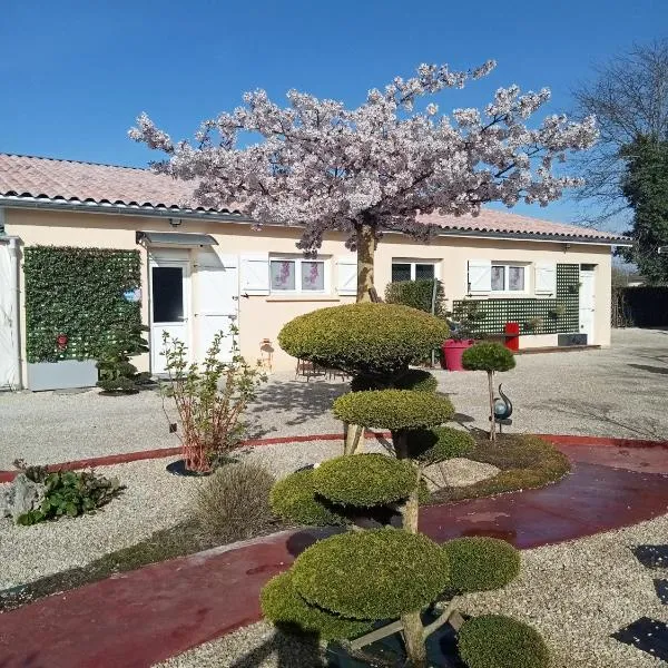 une pause quelque part au jardin des érables et des niwakis, hotel em Saint-Médard-de-Guizières
