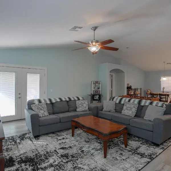 NEW! Family and Dog Friendly Maricopa Home with Grill & Patio, hotel di Maricopa