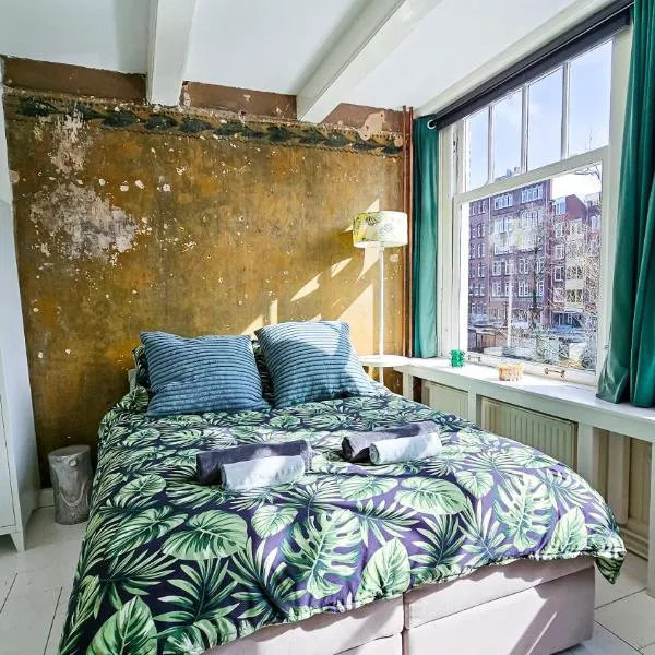 JoyJoyJoy the Green Palm ecolicious studio in a in historic Canalhouse from 1729 with view on the canals, hotel em Amsterdã