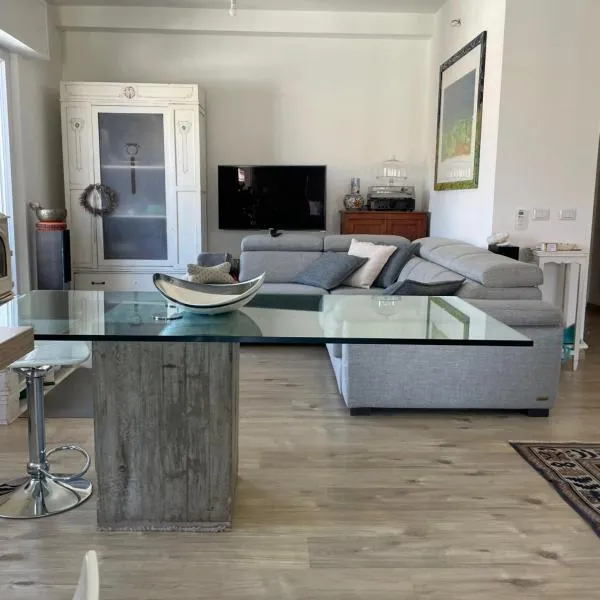 Sogni di mare, l'appartamento ideale di 140mq، فندق في بيزارو