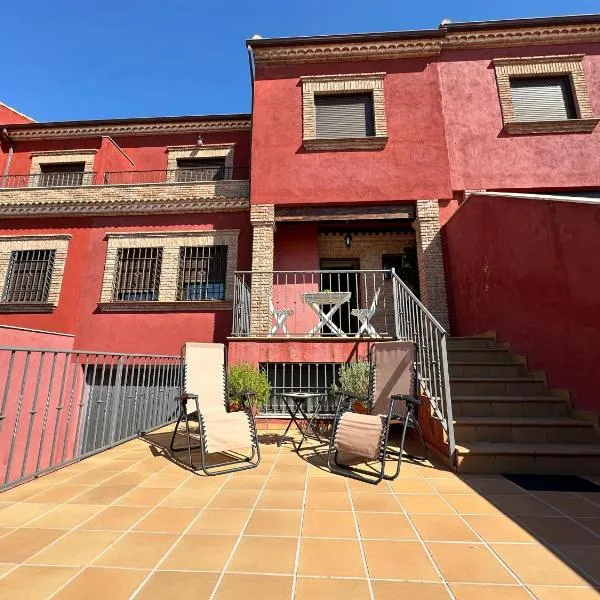 Casa grande de tres plantas con parking gratis, hotel in Linares