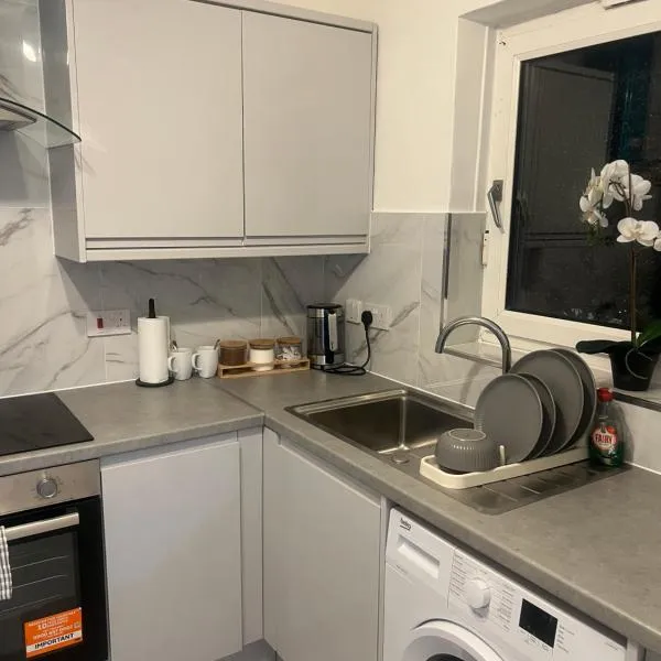 Jay3 Suites - Modern, Spacious & Charming One Bedroom Apartment in Dagenham, hotel v destinaci Dagenham