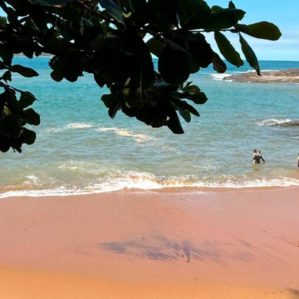Apartamento Guarapari pé na areia com Wi-Fi e Garagem