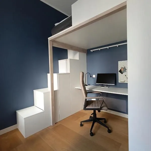 Bright Digital Nomads Loft, AC, Workspace, 24' Monitor, 5 min to Old Town, Hotel in Riga