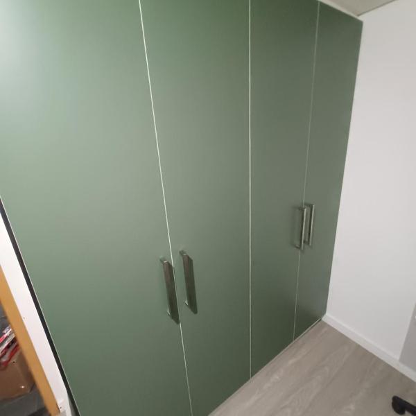 Um quarto com banheiro privativo