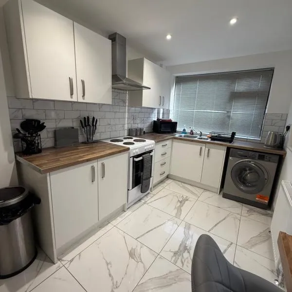 Contractor and Family, Private Detached Property DY5, hótel í Brettell Lane