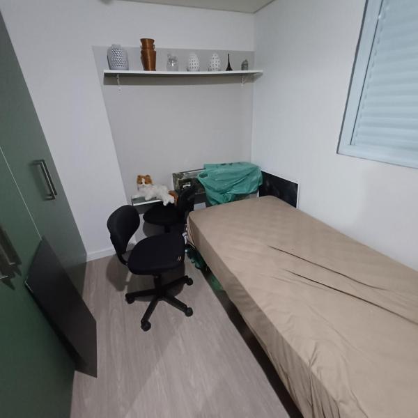 Um quarto com banheiro privativo