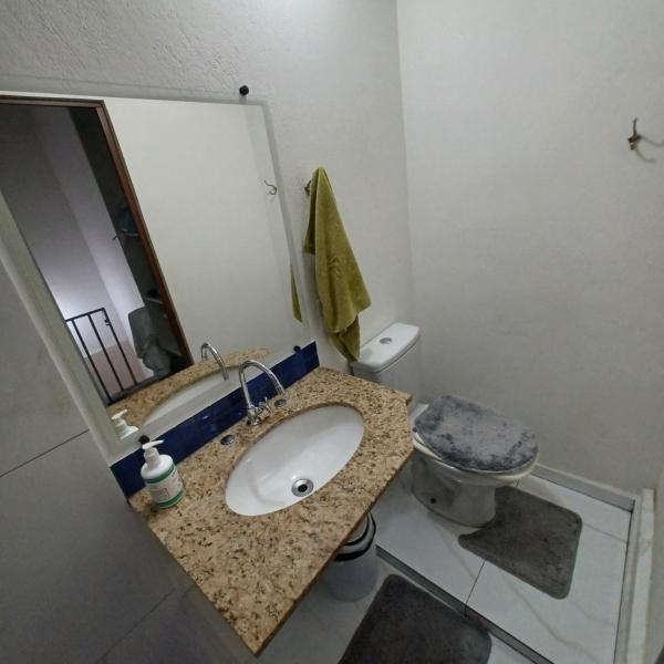 Um quarto com banheiro privativo - Foto 3