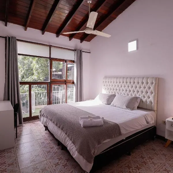 Habitación privada con terraza y WiFi rápido en el centro, hotel v destinaci Asunción