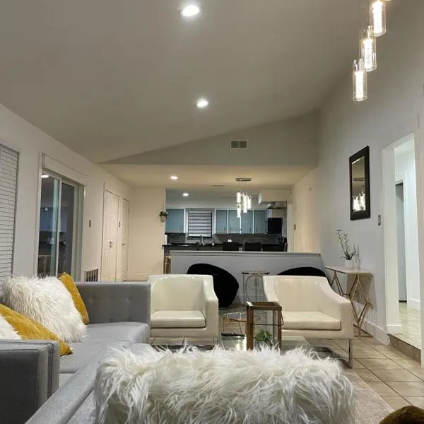 Luxury Home-Minutes from DFW & Dallas Love field, hotel v destinaci Irving