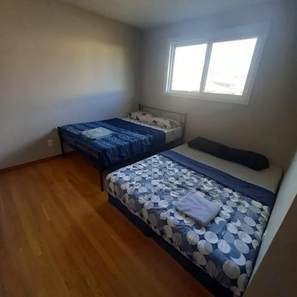 STAY AT FLAT CAD 39- Next to Airport, Transit, Park, hotel in Kitchener