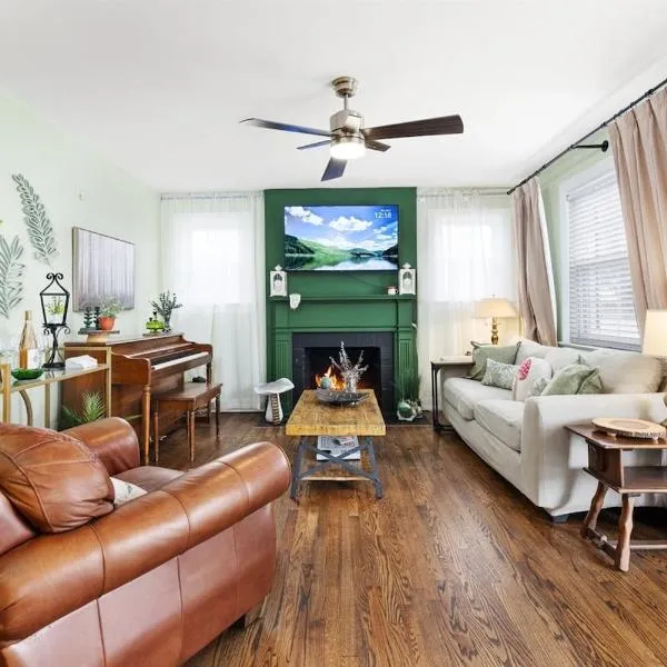 The Woods Cozy 3BR Cottage Near Downtown, hotel in Nashville
