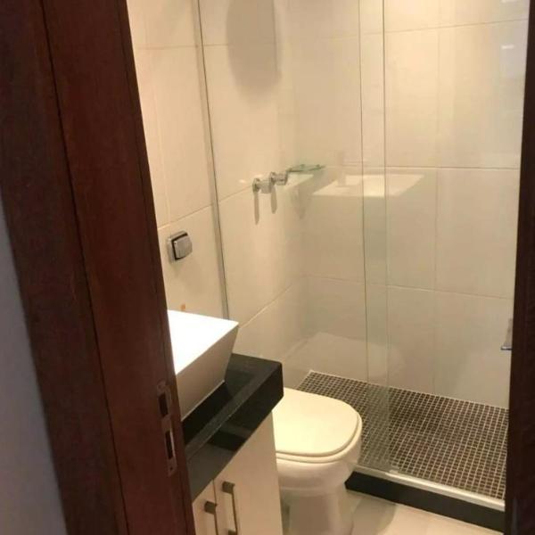 Bonito Apto PÉ NA AREIA aprox 50M Praia do Forte Cabo Frio muito confortável bem equipado bem localizado 90m2 ar cond 12000 Btus nos 2 qtos tv a cabo Netflix Internet 600mb Fica no prédio lanch Play Gui e rest Vira Verão CARNAVAL está disponível - Foto 3