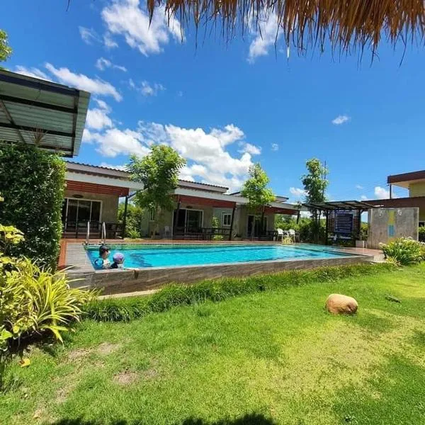 บ้านไร่แสงเดือน รีสอร์ท, hotel v destinaci Ban Kha