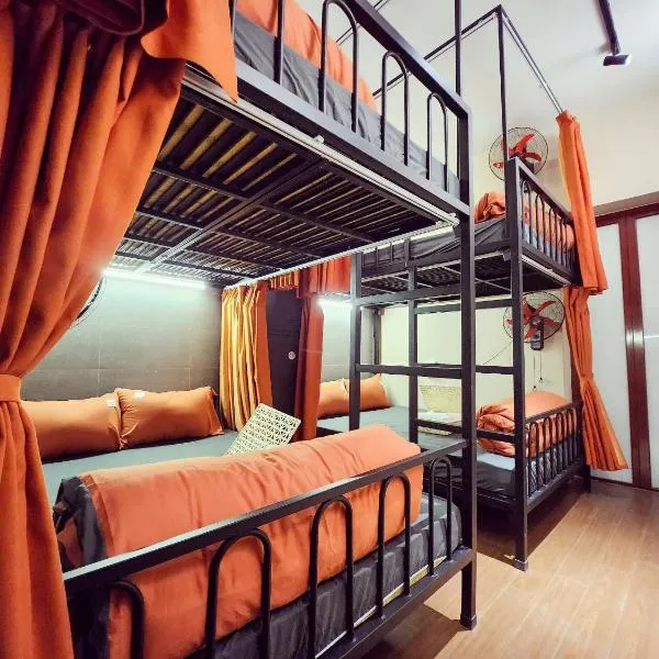 Top Hostel- big bed-3 mins to Train street-friendly-high quality of sleeping, hotel v Hanoji