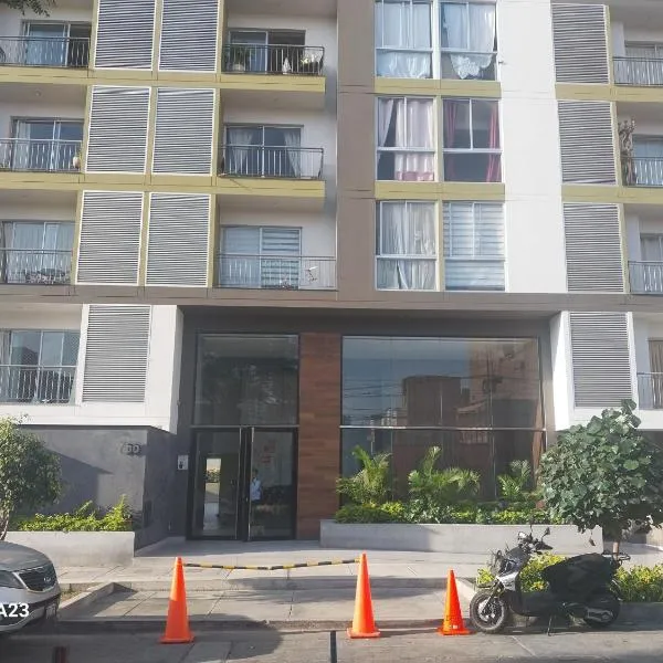Moderno departamento con vista panorámica cerca a los centros comerciales – hotel w mieście Lima