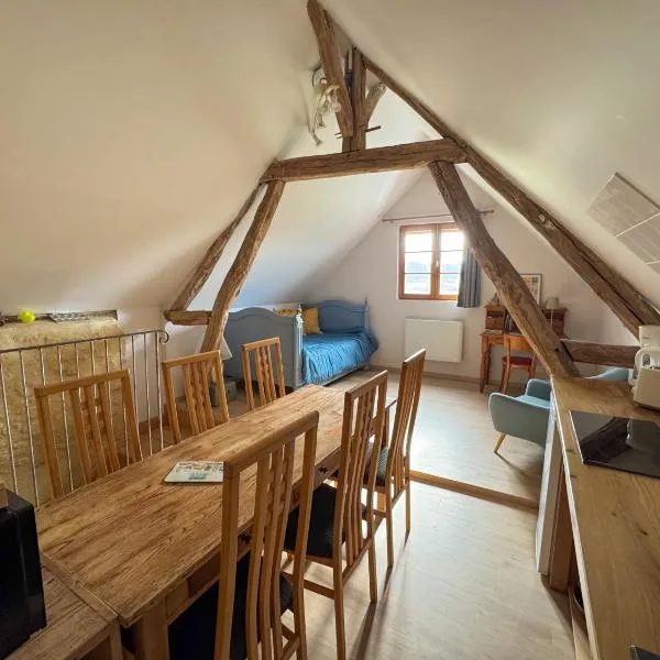 Gîte indépendant pouvant accueillir jusqu'à 6 personnes, situé dans une forêt、Saint-Parize-le-Châtelのホテル