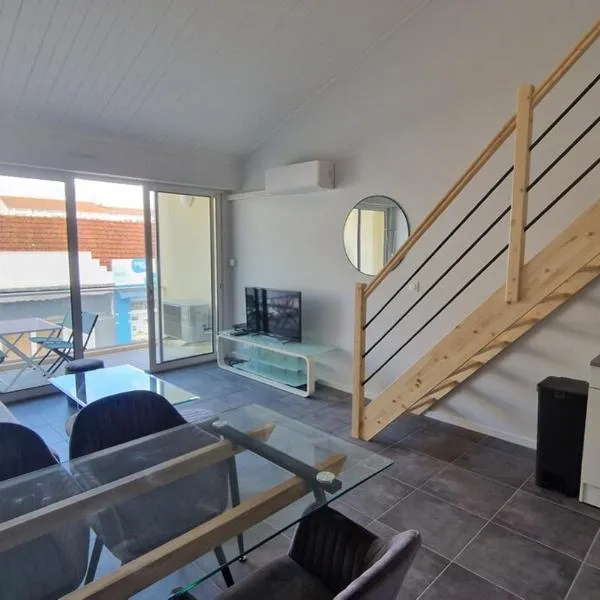 Appartement T2 avec Balcon, Parking Privée à 2min de la plage, Rue Piétonne – hotel w mieście Saint-Jean-de-Monts