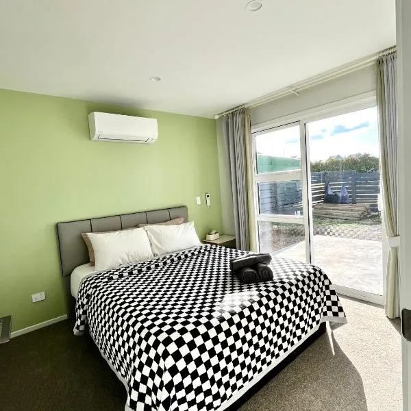 Brand new Lakeside cozy two queen rooms, hotel a Taupo