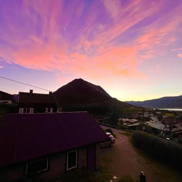 Hyggelig og velutstyrt leilighet i Lom sentrum, hotel in Lom