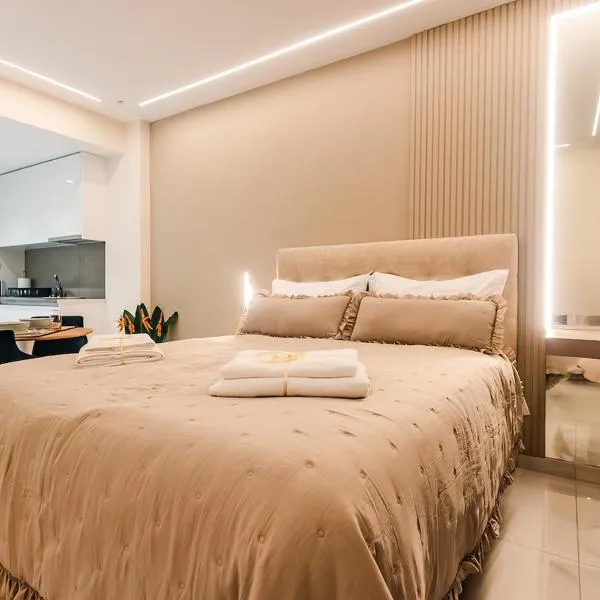 Sunset luxury studio by the sea, hotel in Athens