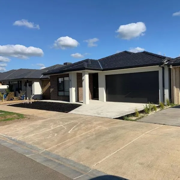 New 4.5 BR Modern Home in Clyde, Victoria, hotel di Clyde