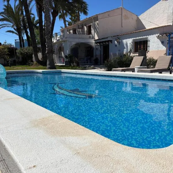 Villa with Private Pool & BBQ, Close to the Beach, hotel en Alicante
