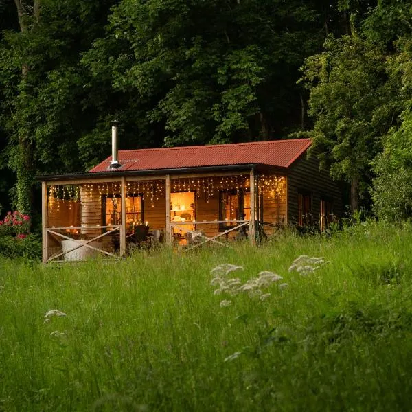 Luxury Off-Grid Cabin with Outdoor Bath in Scotland, hotel in Clachan of Campsie