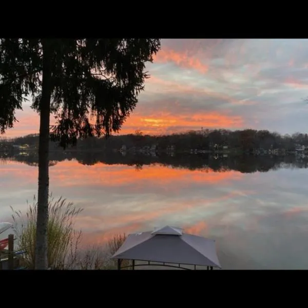 Casa Madre Chic Lakefront Cottage near Ann Arbor, hotel in Whitmore Lake