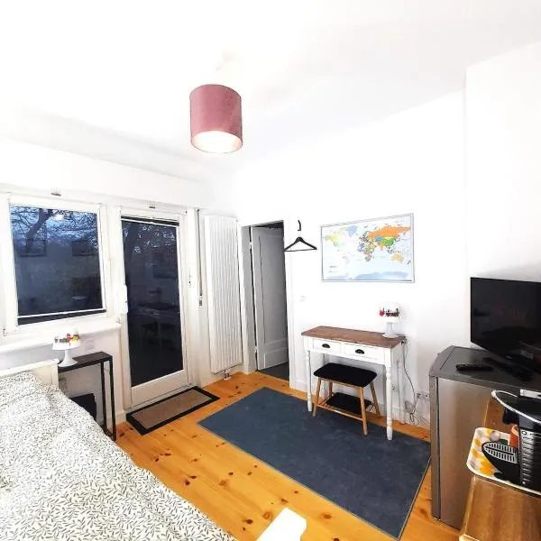 Central Private Cozy Room w own entrance, Spacious Bathroom, on-site parking, hotel in Hamburg