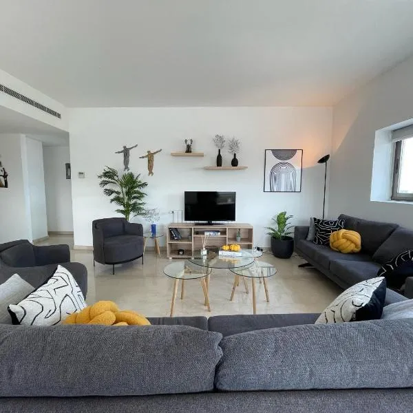 2 Bedroom Apartment AYA tower Mar Mikhael - Beirut, hotel em Beirute