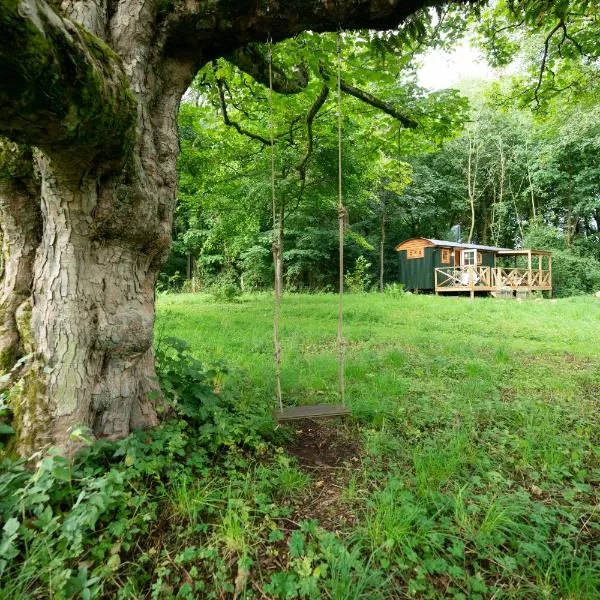 Cosy Cute Cabin with Large Veranda & Outdoor Bath, hotel a Glasgow