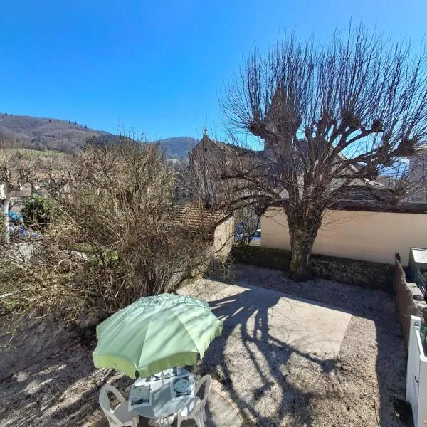 Chez Mamine, au coeur du village avec jardin, hotel v destinaci Charavines