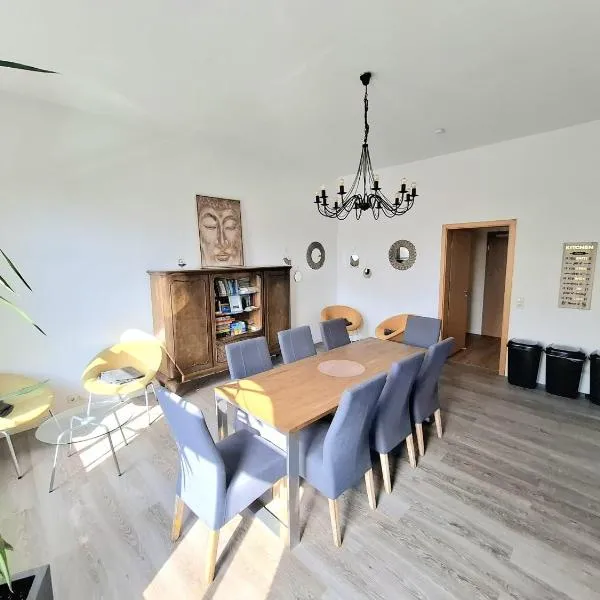 Haltestelle - Private Zimmervermietung Röbel Müritz, hotel v destinaci Röbel