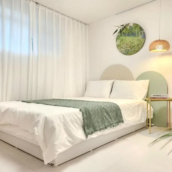 Bright Lower-Ground 2BR Apt, 5-min to Line9 Samjeon, Near Lotte World & COEX, Fast Access to Gangnam, Perfect for Family & Business, ξενοδοχείο στη Σεούλ