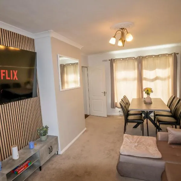 3 Bed Home - Sleeps 8 - Stoke City fc - Parking, hotel in Stoke on Trent