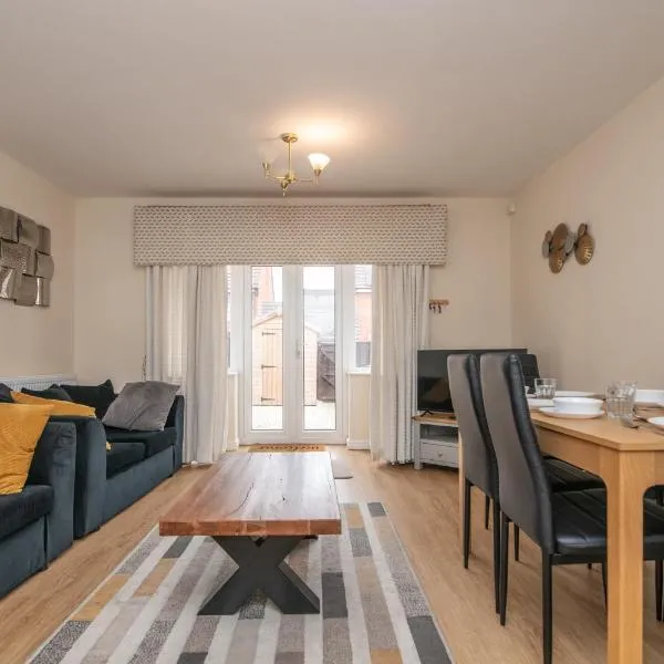 Lovely refurbed 4 bed house in Black Country, hotel en Tipton