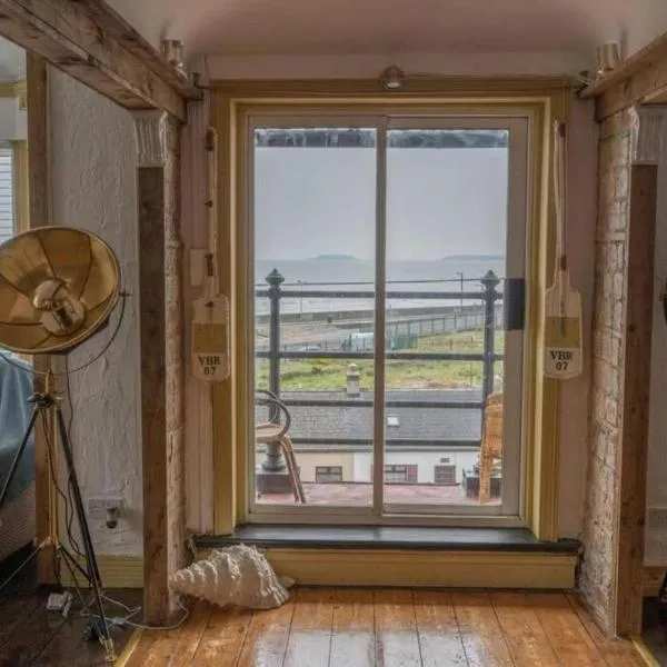 Quirky Apt - Sleeps 6 - Coastal Area - Parking, hotel in Youghal