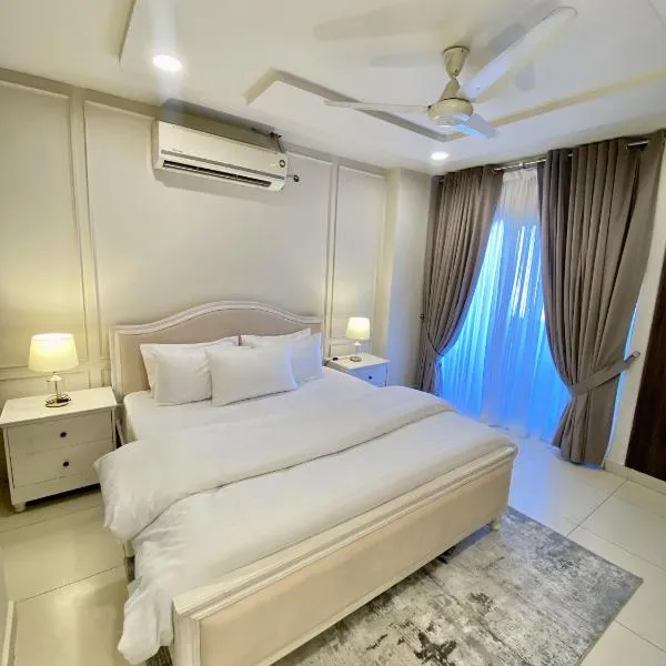 The Atrium Apartments Opposite GIGA Mall - SUPERHOST STAYS, hôtel à Islamabad