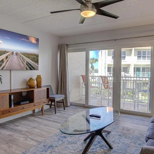 Beautiful Ocean Side 2 Bedroom Condo with Pool, hotel en St. Augustine