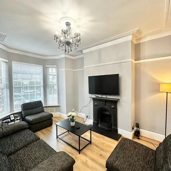 Large 5-Bedroom House in Salford-Free Parking-Sleeps 10, hotel in Manchester