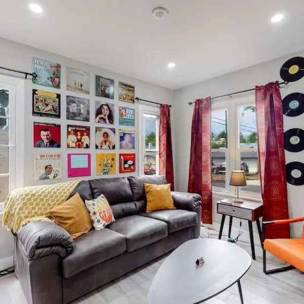 groovy apartment in the heart of the city, hotel in Denver